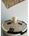 Paniere en jonc brodée au fil noir et blanc| Marrakech deco