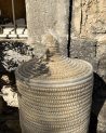 Panière en jonc brodée au fil de lin blanc | Marrakech deco