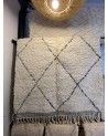 Tapis en laine beni ouarain, motifs triangles noirs sur écru | Marrakech deco